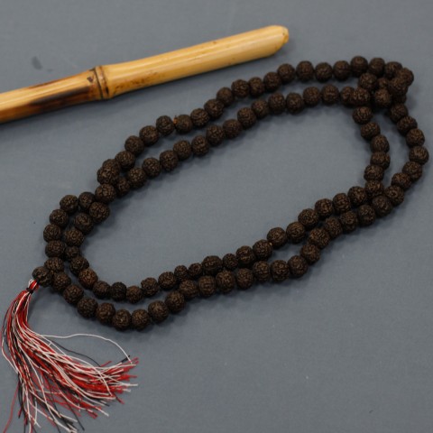 Rudrakša kaklarota Mala, tumši brūna, 108 pērlītes ar pušķīti